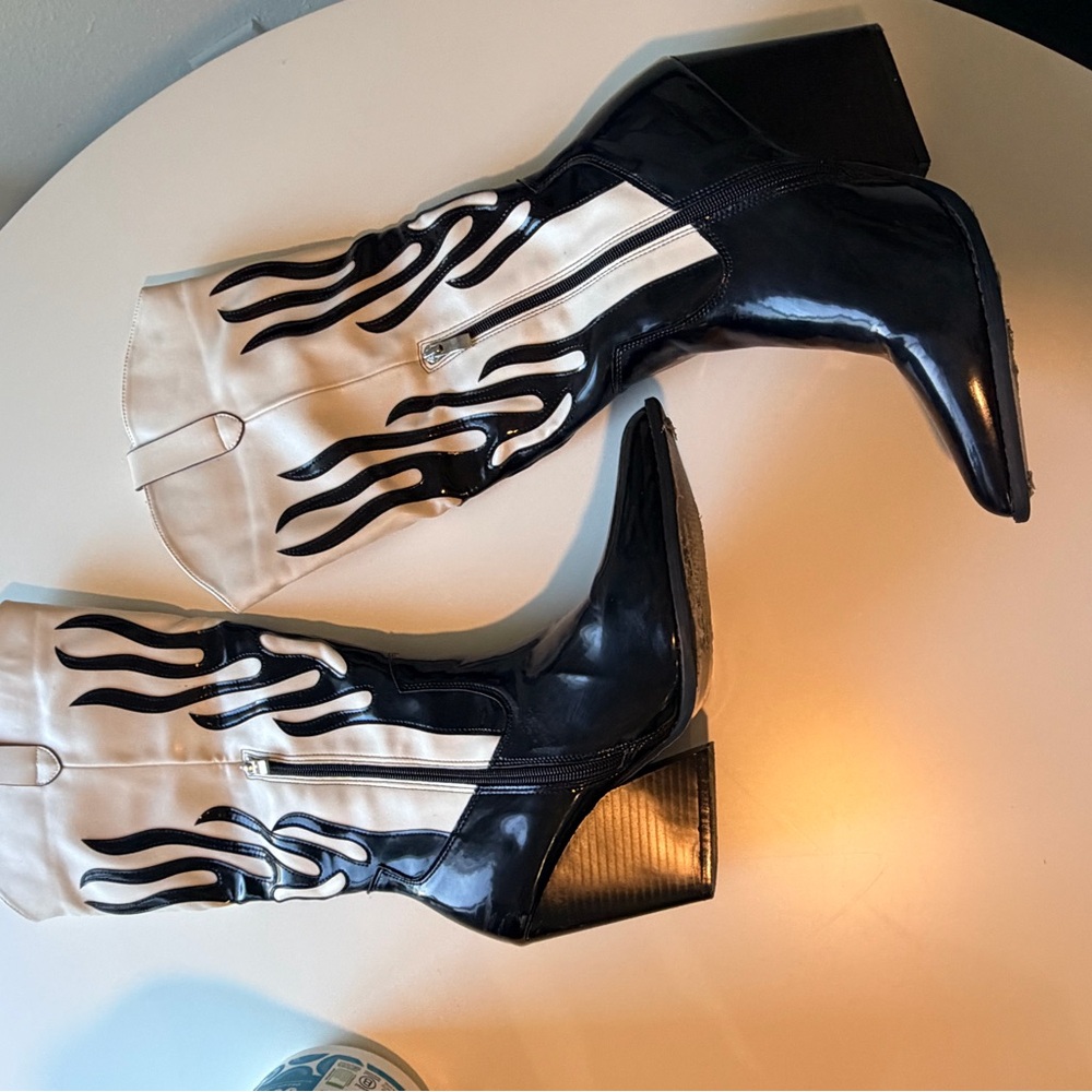 Stylish Black and White Flame Boots - Picture 5 of 12